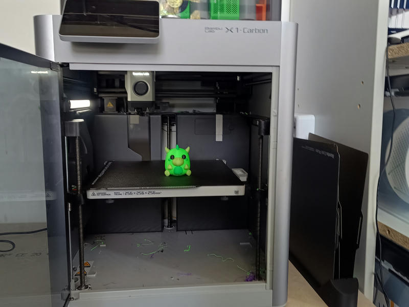 Bild von einem 3D-gedruckten Drachen in eiem 3D-Drucker