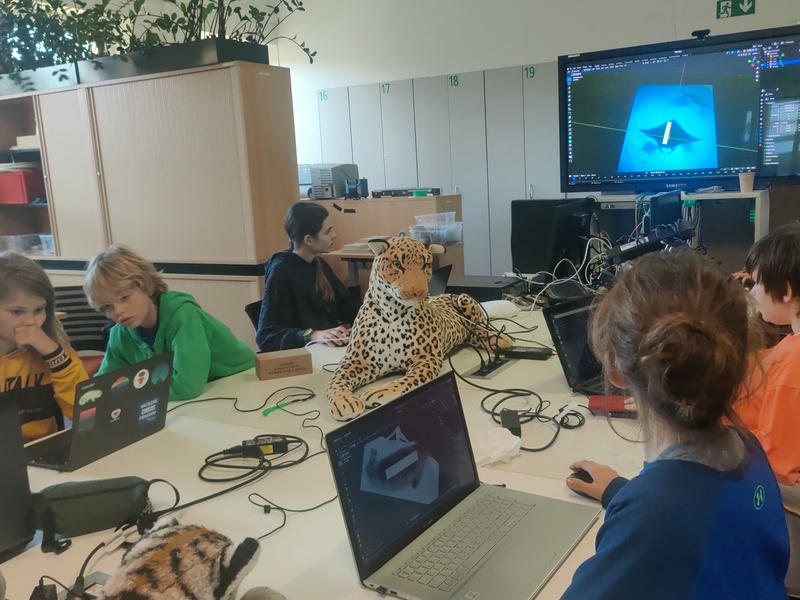 Kinder bei einem 3D-Modellier-Workshop