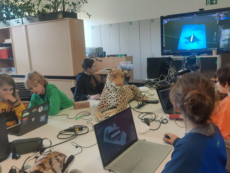 Kinder bei einem 3D-Modellier-Workshop