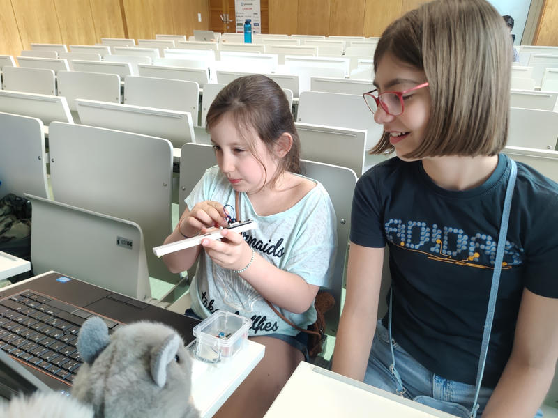 Zwei Mädchen bestücken ein Breadboard