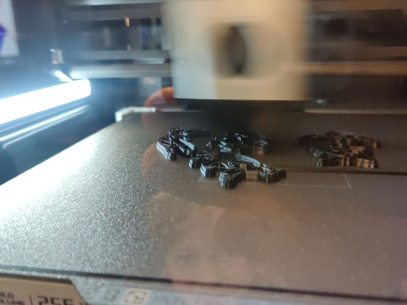 Ein 3D-Drucker druckt ein Ausstechförmchen