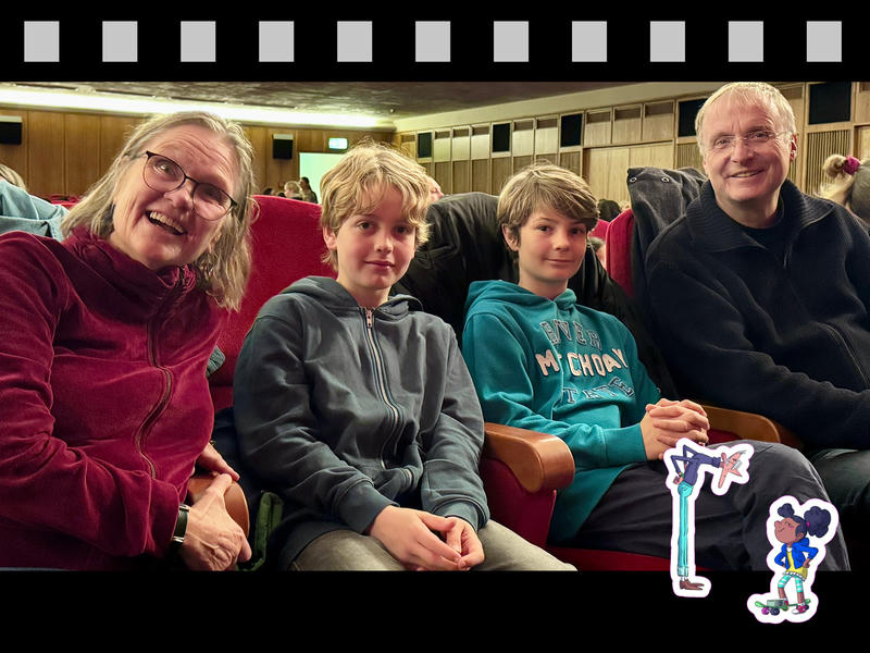 Zwei Kinder in einem Kino