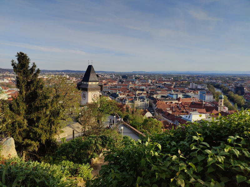 Blick vom Schlossberg auf die Stadt Graz mit Uhrturm im Vordergrund