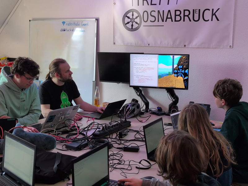 Kinder und ein paar Erwachsene lernen Luanti-Mods programmieren