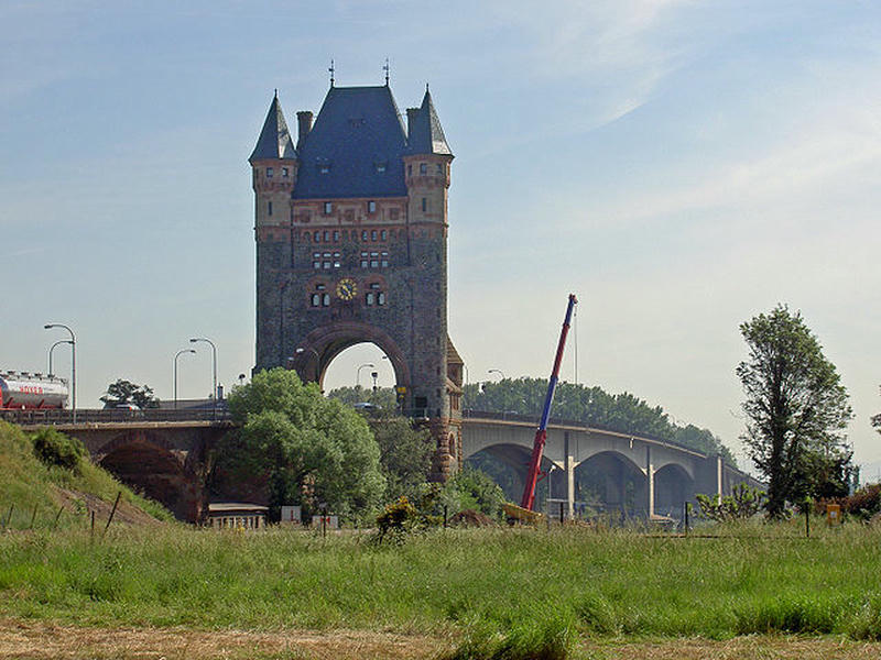 Blick auf den Nibelungenturm mit Brücke