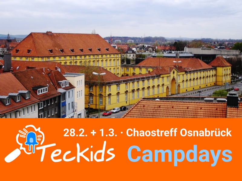 Plüschpinguin auf einem Stuhl im Park vor dem Linuxhotel