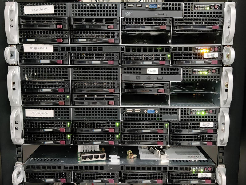 Frontansicht einiger typischer Supermicro-Server in einem Rack