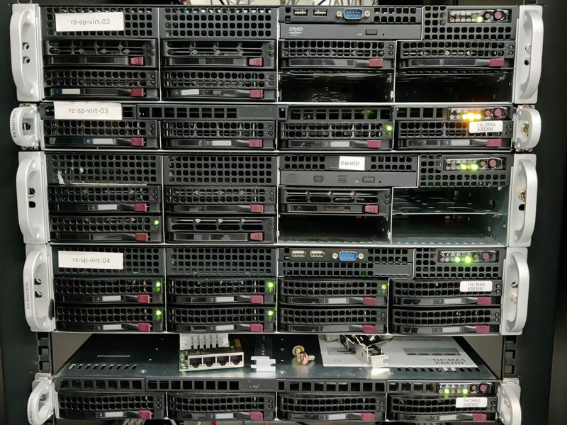 Frotnansicht einiger typischer Supermicro-Server in einem Rack