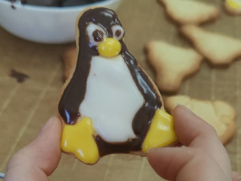 Ein Keks mit Glasur, in Form und Farbe des Linux-Pinguins Tux