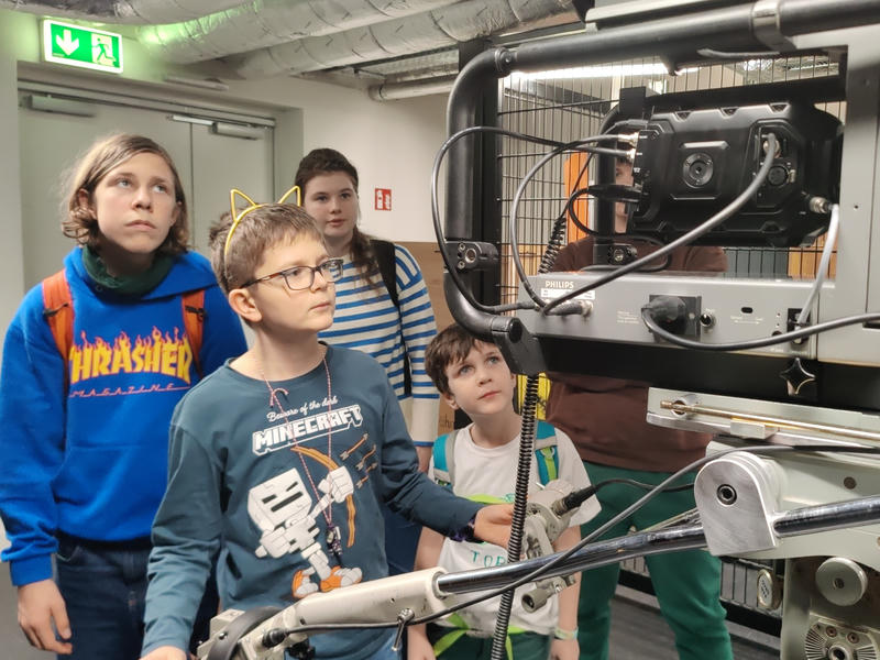 Kinder probieren eine Fernsehkamera aus