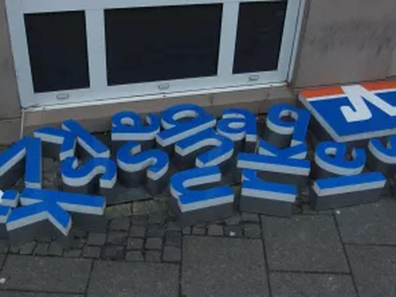 Am Boden liegende Beschriftung einer Volksbank