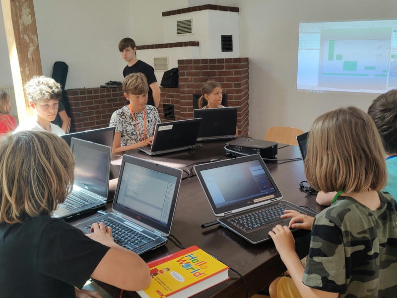 Kinder beim Spieleprogrammieren an Laptops